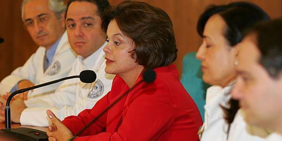 Dilma Rousseff fala ao lado da equipe médica do Hospital Sírio Libanês | Antonio Milena/Agência Estado