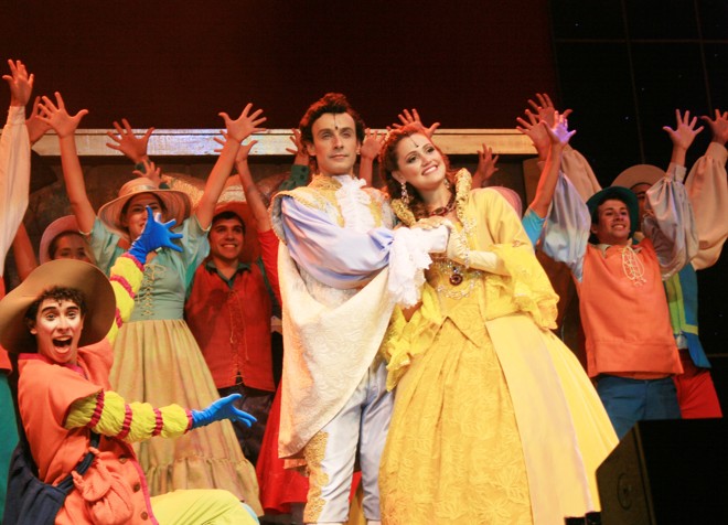 No palco, 22 atores se revezam entre 40 personagens durante espetáculo