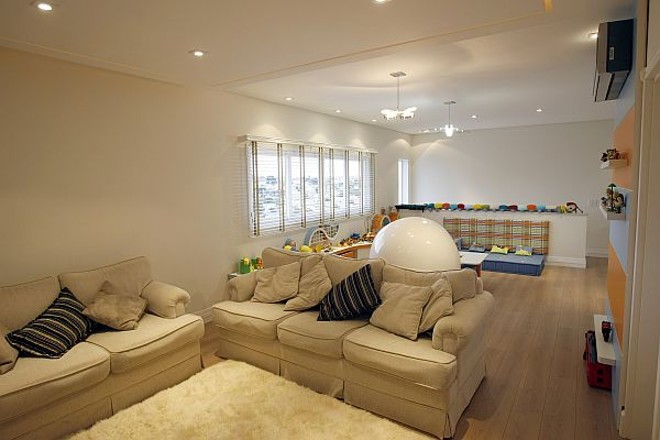 Descanso para os pais, diversão para os filhos. A família Felisbino mudou o projeto da casa e transformou o ático em um ambiente amplo para abrigar brinquedoteca e sala de tevê |