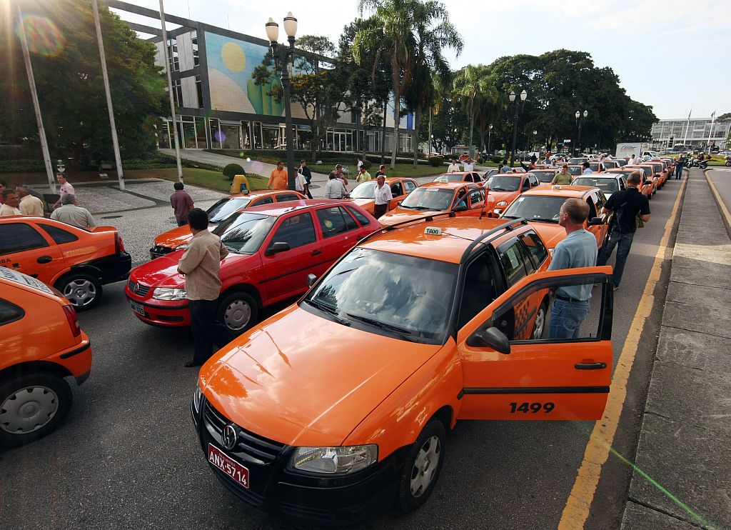 Protesto por melhorias para a profissão reuniu cerca de 90 motoristas de táxi em frente à prefeitura de Curitiba | Albari Rosa/Gazeta do Povo