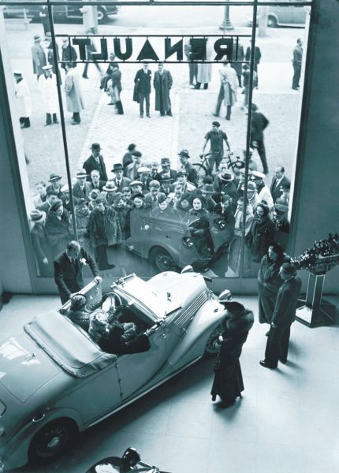 Cabriolet Vivasport em vitrine na avenida Champs Elysées, em Paris, em 1936 | 