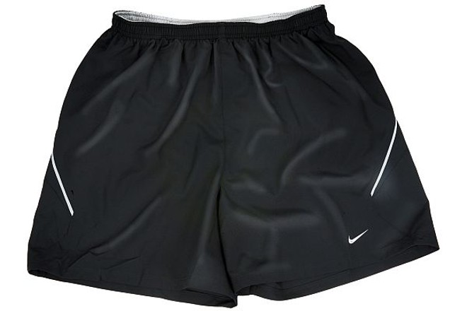 Calção Nike Refletivo. Com detalhes que brilham no escuro, é ideal para corridas noturnas. R$ 79,90, na Centauro | 