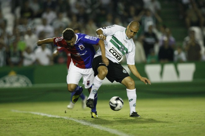 Em constante duelo com o zagueiro João Paulo, o argentino Ariel saiu-se bem e levou a melhor em praticamente todas | 