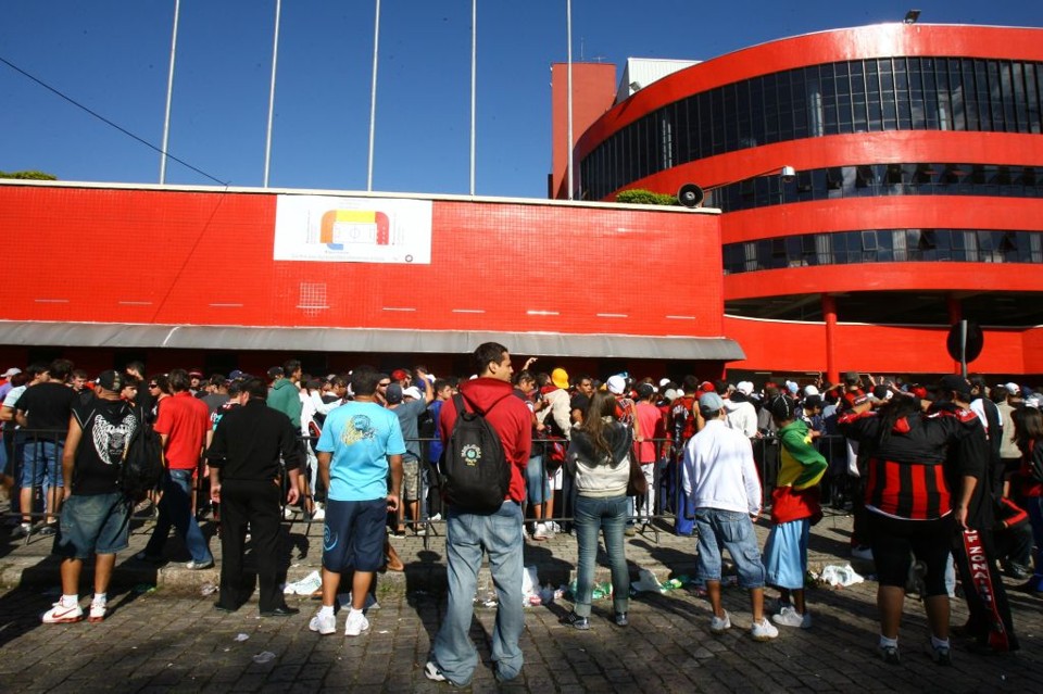 Torcedores do Atlético fizeram fila nas bilheterias da Arena para assistir ao Atletiba decisivo do ano passado, marco da venda massiva de planos de sócio do clube | Aniele Nascimento/Gazeta do Povo