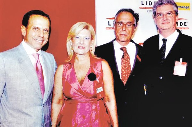 Destaque no Rio - A convite de João Dória e José Eduardo Guinle, a empresária Sueli Gulin Calabrese, presidente do Curitiba Convention & Visitors Bureau CCVB, participou de almoço debate no Copacabana Palace, no Rio de Janeiro, cujo palestrante foi o prefeito da cidade, Eduardo Paes. Na foto, João Dória, Sueli, José Eduardo Guinle e o diretor do CCBB, Pedro Claussen |