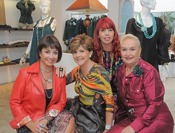 Viviane Kaled (ao fundo) movimentou ontem à tarde a sua elegante VK Empório para o almoço de lançamento das coleções da multimarcas. O prato servido foi o Nhoque da Sorte. Entre as presentes, Zilda Fraletti (de vermelho), Norma Camargo e Eliana Tramujas | Gerson Lima