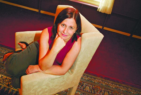 Rosana Stavis vive numa casa, onde também mantém, com o marido, um pequeno teatro | Ivonaldo Alexandre/Gazeta do Povo