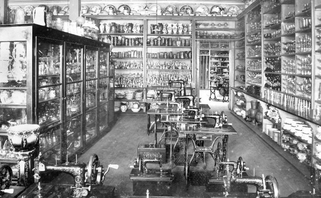 Máquinas de costuras e prateleiras com cristais |