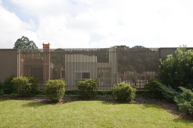 Grand Garden, no Ecoville: barras próximas mantêm privacidade e a altura acompanha o muro, facilitando a ação dos sensores de presença |