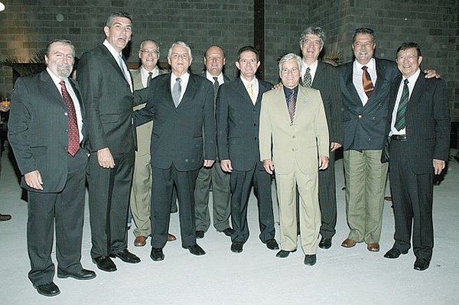 Nova diretoria do Instituto de Engenharia - O prestigiado Instituto de Engenharia do Paraná empossou nova diretoria, composta dos seguintes membros (da esquerda para a direita): Alexandre Mattar Sobrinho (vice-presidente financeiro), Celso Fabrício de Melo Jr (vice-presidente financeiro adjunto), Paulo Roberto Santos Nascimento (Conselho Deliberativo), Nivaldo Almeida Neto (vice-presidente), Raul Ozório de almeida (vice-presidente técnico), Celso Pasqual (vice-presidente administrativo), José Rodolfo de Lacerda (vice-presidente administrativo adjunto), Jaime Sunyé Neto (presidente), Flávio Hermógenes Gaspar (Conselho Deliberativo) e Shido Ogura (vice-presidente técnico adjunto) |