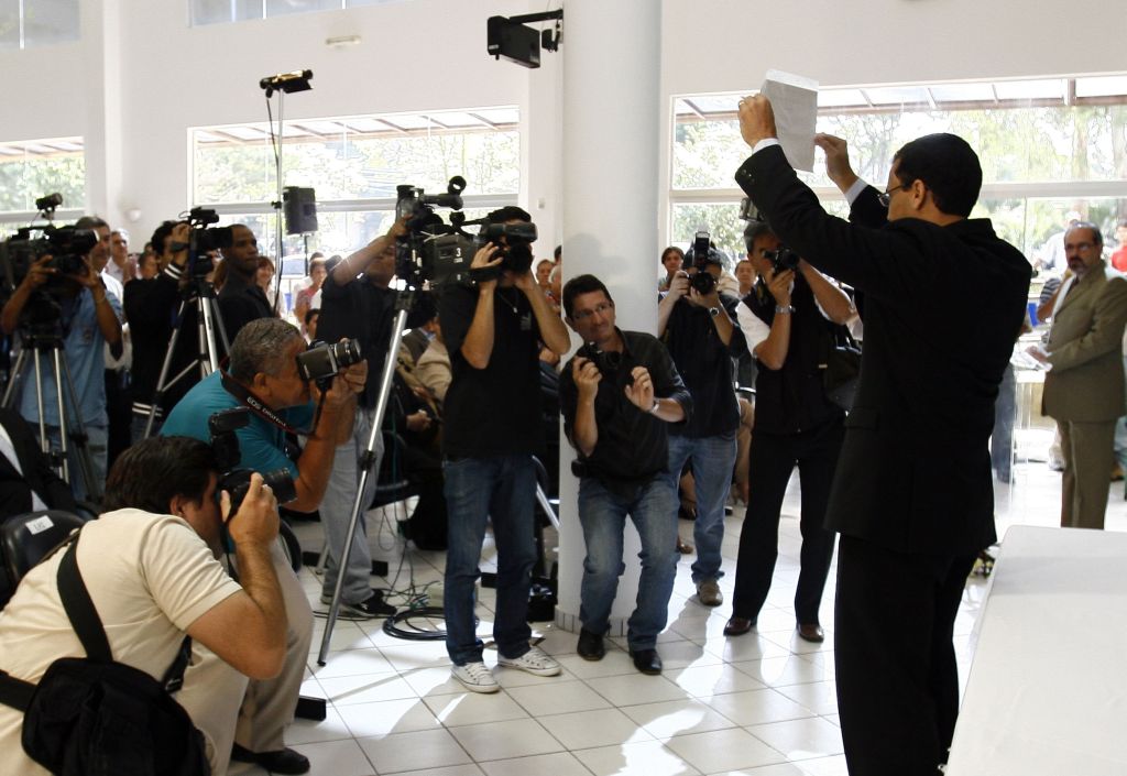 Barbosa Neto exibe o diploma de prefeito. Segundo ele, o endividamento (da prefeitura) supera as expectativas | Roberto Custódio/Jornal de Londrina