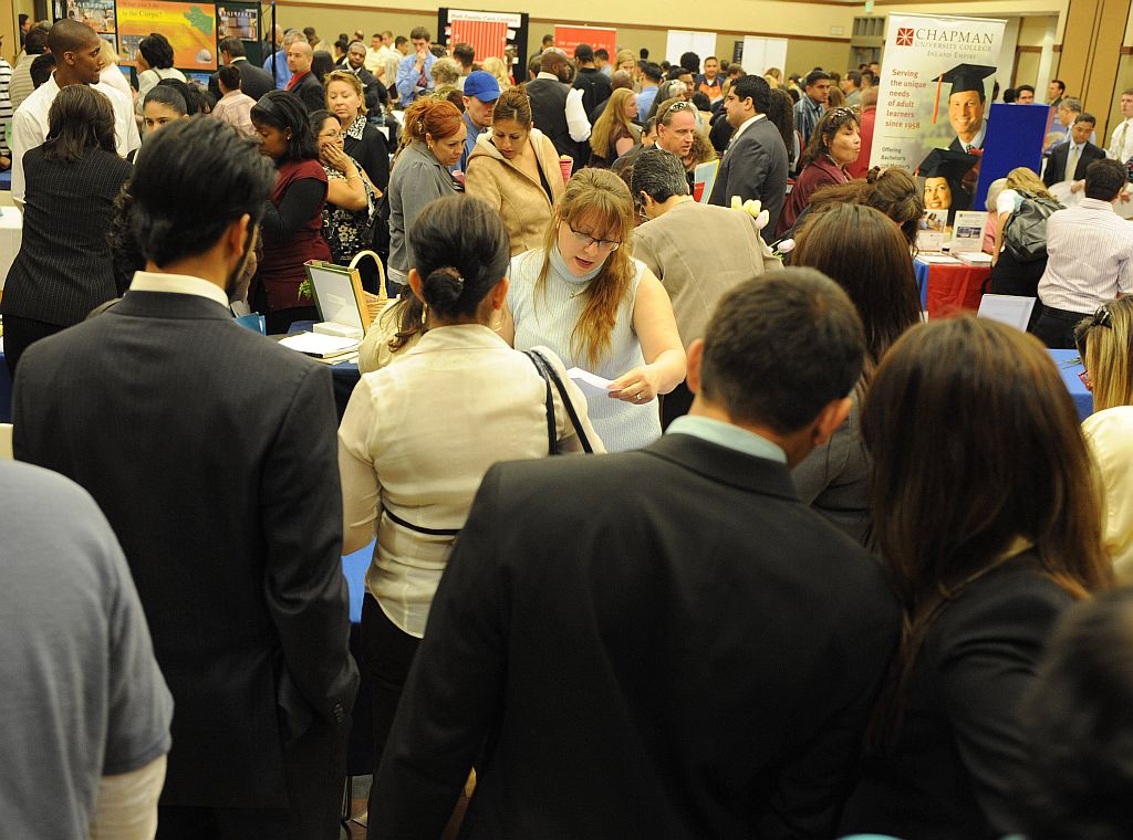 Multidão procura emprego em feira de trabalho na Califórnia | Robyn Beck/AFP