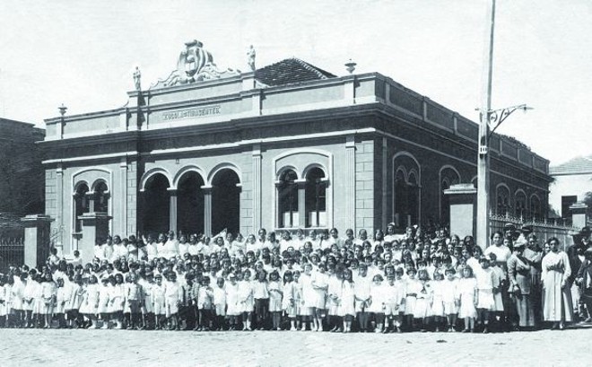 Júlia Wanderley dedicou grande parte de sua carreira ao Grupo Escolar Tiradentes, inaugurado em 1895. A sede atual foi projetada por Rubens Meister em 1952 |