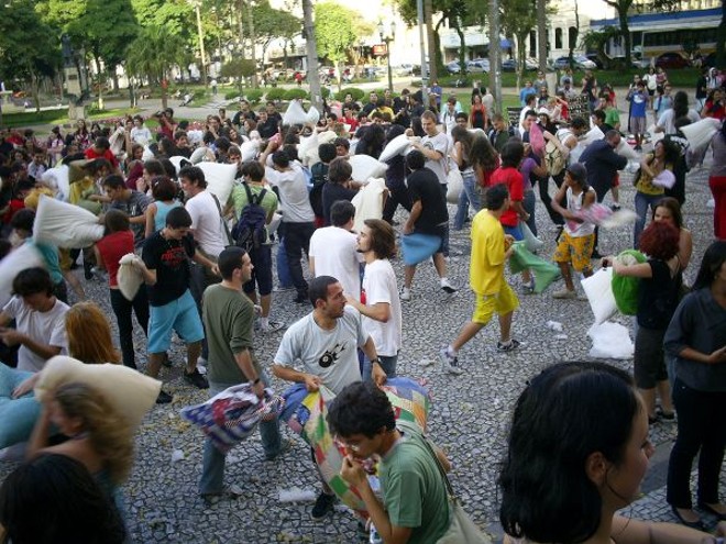 Até quem está sem travesseiro se diverte com a brincadeira | 