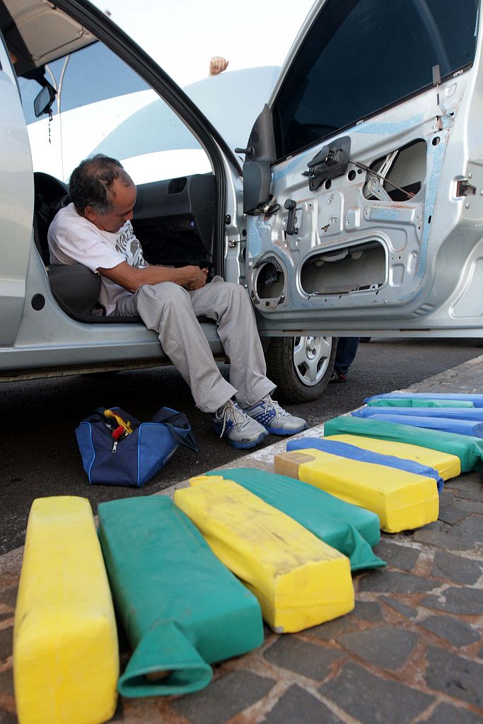 Maconha escondida em fundo falso de automóvelfoi apreendida na aduana de Foz | Christian Rizzi/Gazeta do Povo