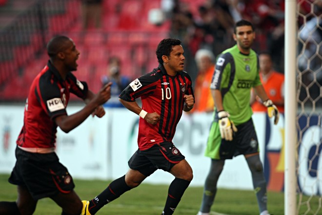 No segundo tempo, Marcinho marcou o gol de empate do Furacão... | 