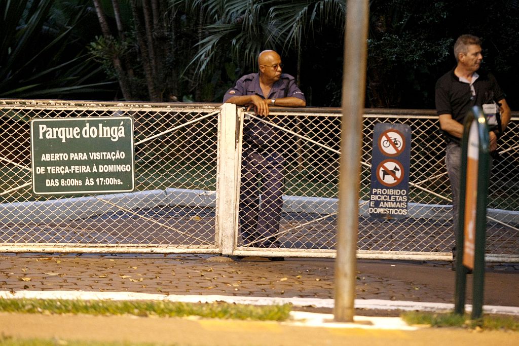 Guarda vigia a entrada do Parque Ingá para impedir a entrada de visitantes: risco de contrair a doença motivou fechamento | João Paulo/Diário do Norte do Paraná