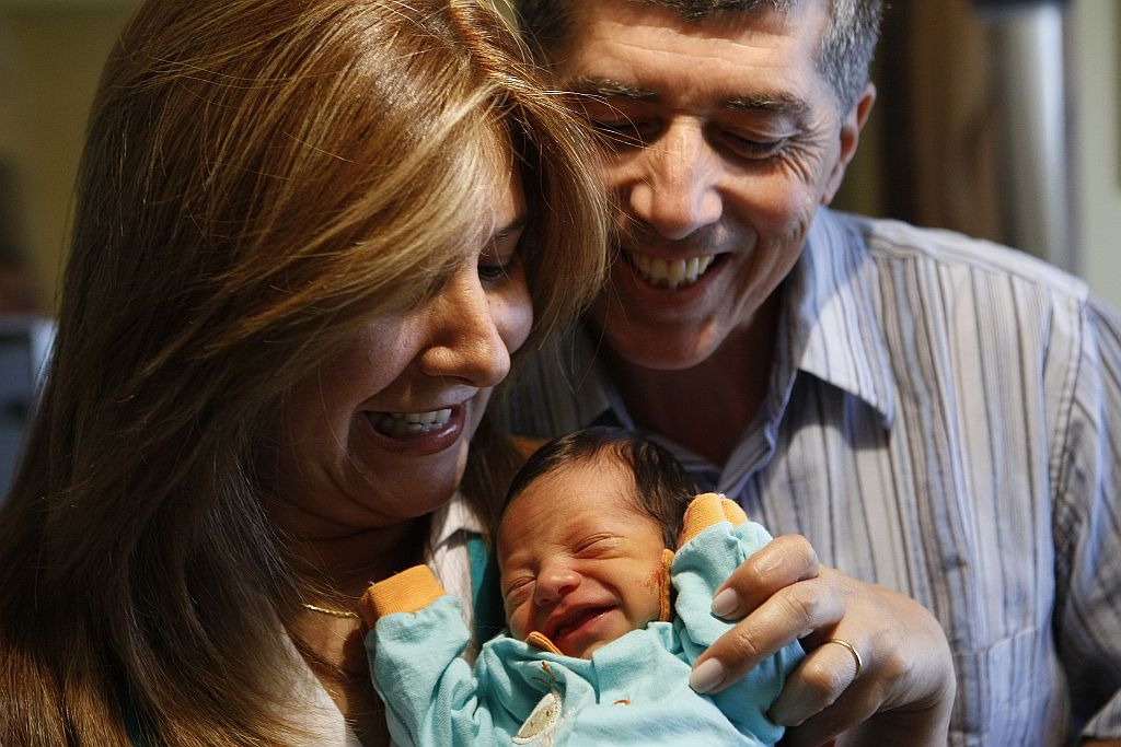 Ronaldo e Marilda, com Gabriel nos braços: reversão de vasectomia permitiu realizar sonho da paternidade | Jonathan Campos/Gazeta do Povo