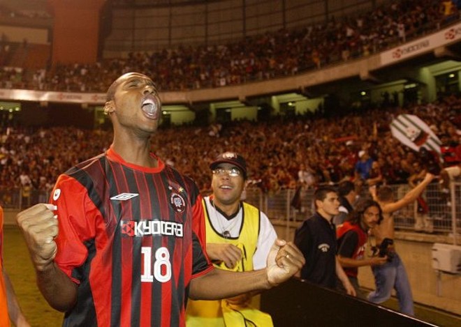 Lima festeja o título atleticano em 2005. Jogador, que não foi utilizado nos últimos cinco jogos, pode repetir façanha amanhã | Rodolfo Bührer/Gazeta do Povo