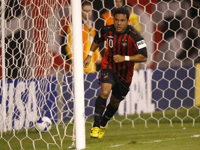 Depois do oportunismo de Rafael Moura, Marcinho fez o segundo do Atlético |