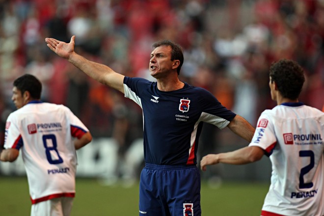 Velloso se desesperou com as inúmeras chances perdidas pelo seu time durante os 90 minutos | 