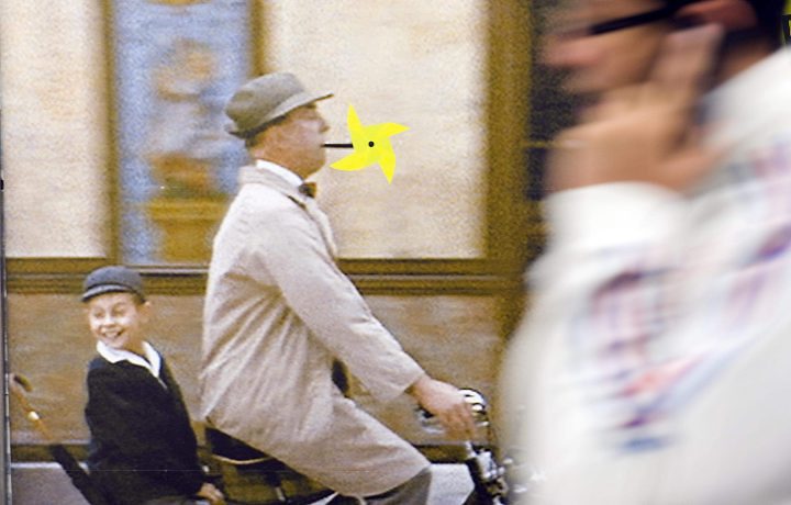 Cartazes com a imagem do cineasta francês Jacques Tati fumando foram adulterados na França | Reuters