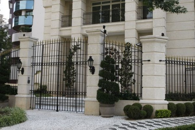 Grade de desenho rebuscado do Palazzo Reale, no Cabral. Parte do jardim para fora integra o condomínio à rua |