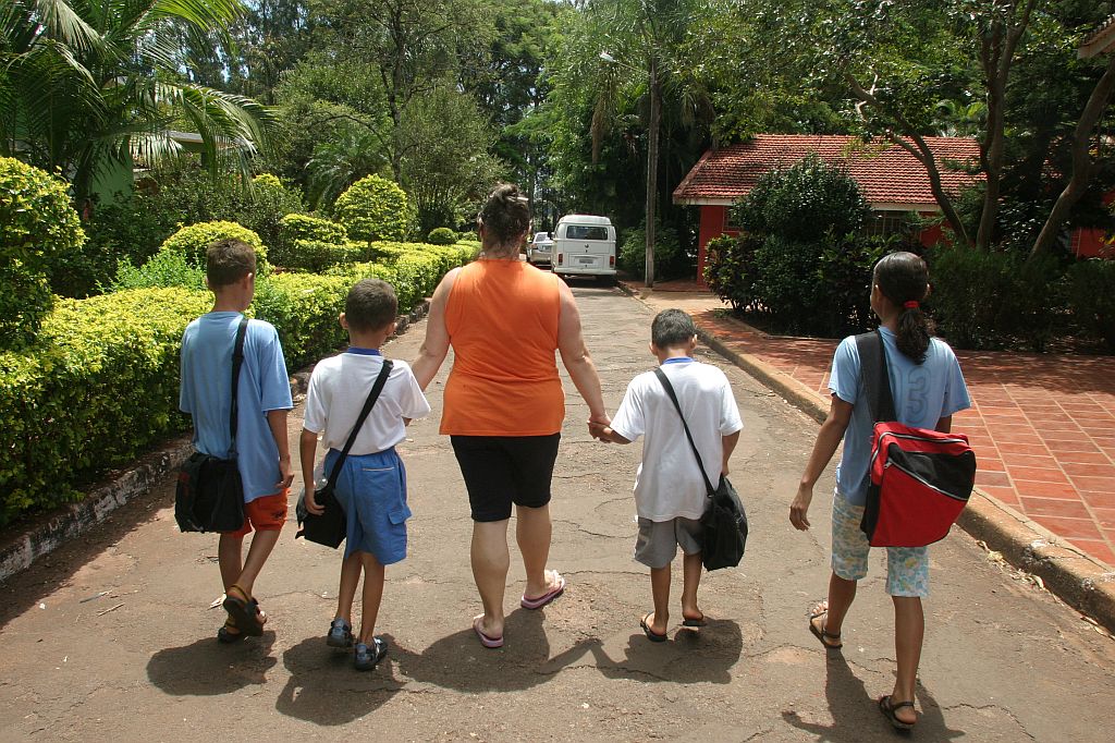Regina Eleuze Renaldi com quatro dos oito filhos atuais: São anjos precisando da nossa atenção | Dirceu Portugal/Gazeta do Povo