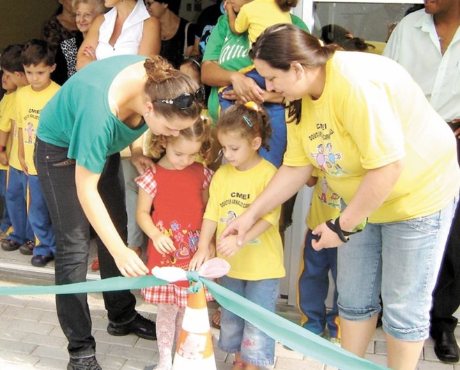 Os pequenos alunos cortam a fita de inauguração do novo espaço | 