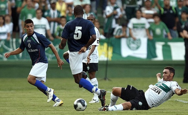 Jucelei (5) tenta romper espaço na defesa do Coritiba. Meia/lateral foi um dos destaques do Jotinha na partida deste domingo (5) |