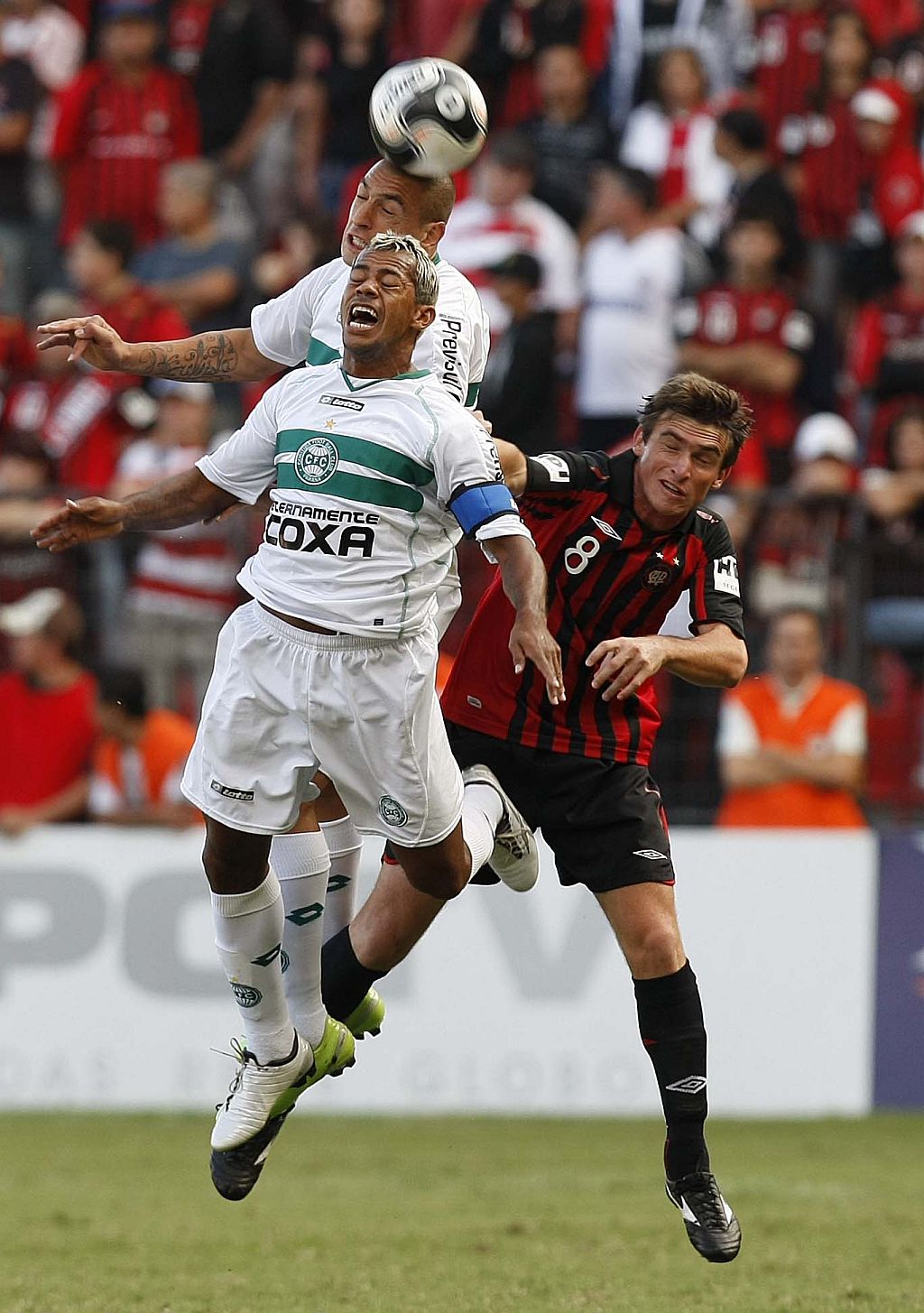 Único volante do Atlético, Jairo ficou perdido entre fazer a marcação em Marcelinho Paraíba ou em Ariel (com a bola na cabeça) | Valterci Santos/Gazeta do Povo