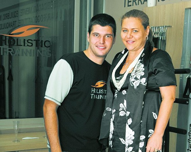 Holistic no Clube Curitibano - Na última semana, foi oficialmente inaugurado no Clube Curitibano o espaço de treinamento da Holistic Training, parceria entre o empresário Carlos Henrique Nacli Bastos e os proprietários da rede Holistic Training, que possui aparelhos que propiciam treinamento físico para cuidados corporais de forma ampla, tratando desde aspectos estéticos até reabilitações e desequilíbrios musculares. Carlos Henrique comemorou o sucesso do novo espaço ao lado da esposa, Ana Paula |