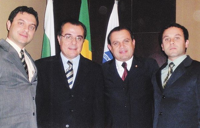 Comemoração em família - Amadeu Marques Junior, formando da primeira turma da Facecla - Faculdade Cenecista de Campo Largo, ao receber a carteira da OAB, foi cumprimentado pelos irmãos, os advogados Samuel Marques e Luiz Adão Marques e pelo presidente da OAB/PR, dr. Alberto de Paula Machado | 