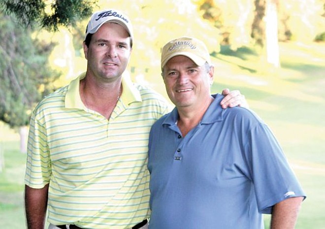 61.0 Aberto de Golfe - O 61º Aberto de Golfe de Curitiba, que aconteceu no Graciosa Country Club, teve como vencedor, na categoria profissional, o gaúcho Rafael Barcellos, que foi cumprimentado pelo capitão de golfe do clube, Gláucio Bley Filho (foto Rafaela Pilagallo) | 