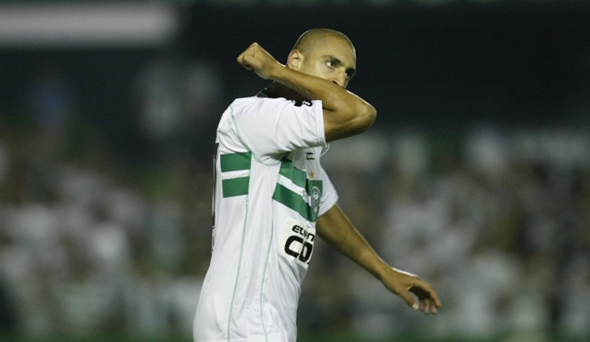 Ariel beija tatuagem para comemorar o gol relâmpago que atrapalhou os planos do Paraná no clássico | 
