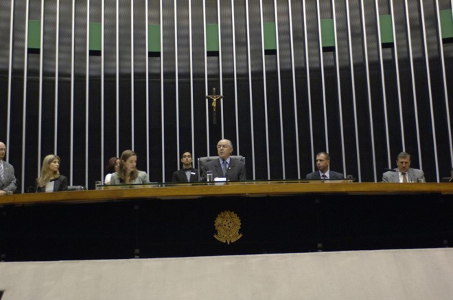 Luiz Carlos Hauly (2º da esq. para a dir.) propôs a homenagem, que levou a Brasília os vice-presidentes da RPC Ana Amélia Filizola e Mariano Lemanski (ambos sentados ao lado de Hauly) e o diretor de jornalismo da Gazeta, Nelson Souza Filho (dir.) | 