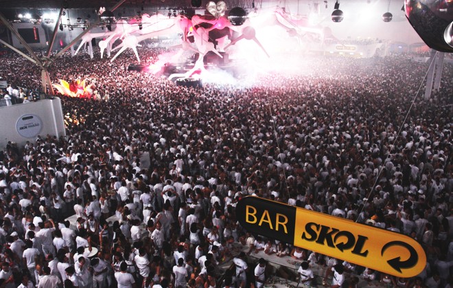 A roupa branca foi o código de identificação obrigatório para a entrada no evento | 