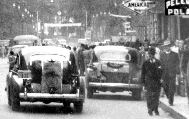 Época da guerra, carros a gasogênio, Rua XV em 1945 | 