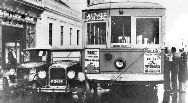 Acidente com carro e bonde na Rua Barão do Rio Branco. 1930 | 