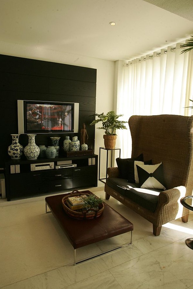 Eduardo Mourão utiliza um painel de madeira para embutir o televisor |