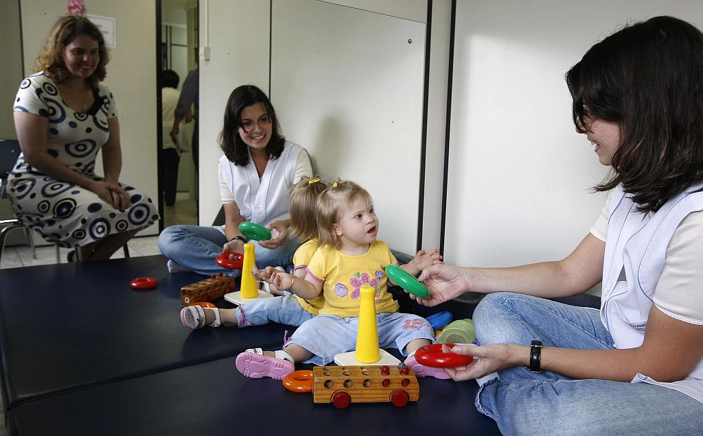 Mariana, 1 ano e 5 meses, durante atendimento na Apae, sob o olhar da mãe, Gisele: Eu tenho condições, mas quem vai atender as famílias pobres? | Rodolfo Bührer/Gazeta do Povo