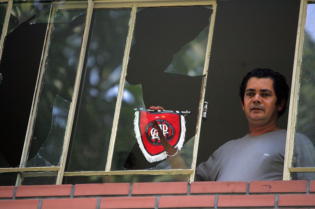 O administrador Vítor Rosa, torcedor do Coritiba, diz ter exibido uma flâmula do Atlético para evitar que seu apartamento fosse atacado: oito vidros e um computador foram danificados | Albari Rosa/Gazeta do Povo