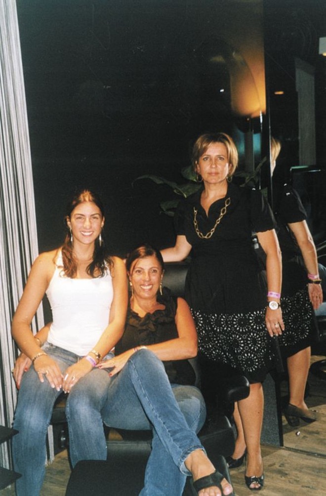 No lounge do publicitário e promoter Ruy Barrozo, dos mais visitados espaços do XX Crystal Fashion, Fátima Kalil testa a confortabilíssima poltrona Taurus, design escandinavo, tendo à esquerda sua filha Maria Vitória, e à direita, a arquiteta Marinice Mattos Leão Bettega, da Momentum & Arte, que expõe a peça | 