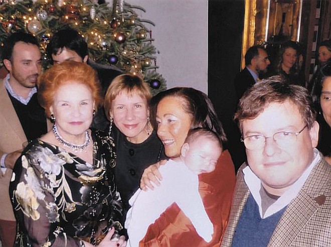 Encontro em Nova Iorque - Em Nova Iorque, a banqueira Violy McCausland, na foto com o neto Hunter no colo, abriu as portas de seu elegante apartamento no Upper West Side para encontro de amigos, recebendo os brasileiros Nely Almeida e seus filhos, o médico Renato e Cristina, residente na cidade americana e consultora da Violy & Co para a América Latina | 