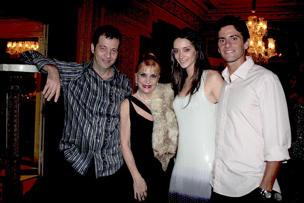 Lylian Vargas, sua neta Juliana Ribas e o noivo Eduardo Portal (à dir.), com Dado Dantas, que assinou a ambientação da badalada festa de aniversário de Malu Rogers de Castilho, sábado passado, no Castelo do Batel | Mauro Campos