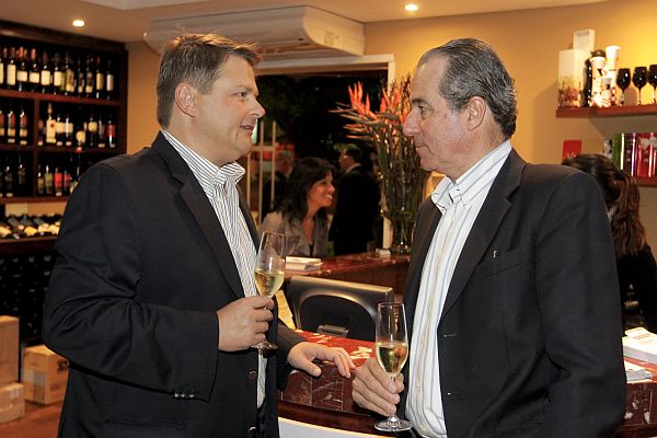 O empresário Pedro Corrêa de Oliveira (à esq.) e o enólogo português João Portugal Ramos no jantar enogastronômico realizado pela importadora Porto a Porto no recém-inaugurado bistrô Vindouro | Diego Pisante