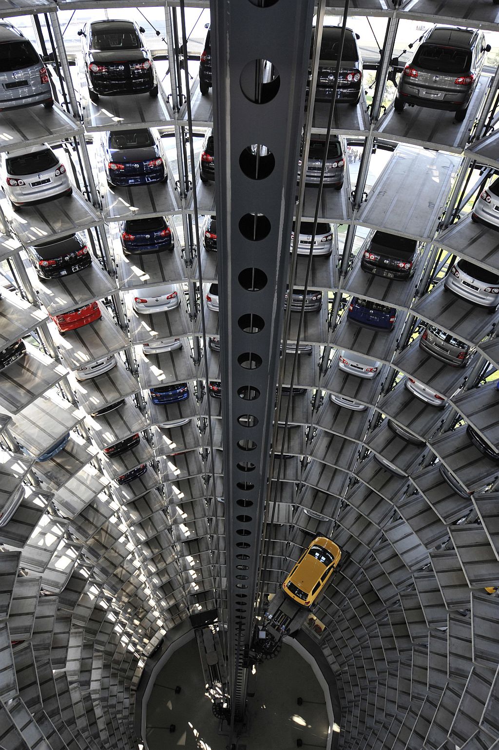 Torre de estoque da VW em Wolfsburg, Alemanha: vendas e lucro em queda | JohnMacDougall-AFP