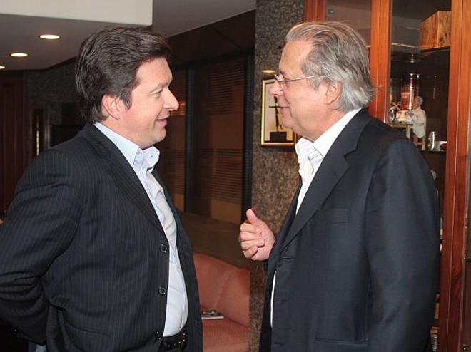 Antes de subir para o quarto, José Dirceu foi dar um abraço em seu amigo Veríssimo Cubas na charutaria do hotel |