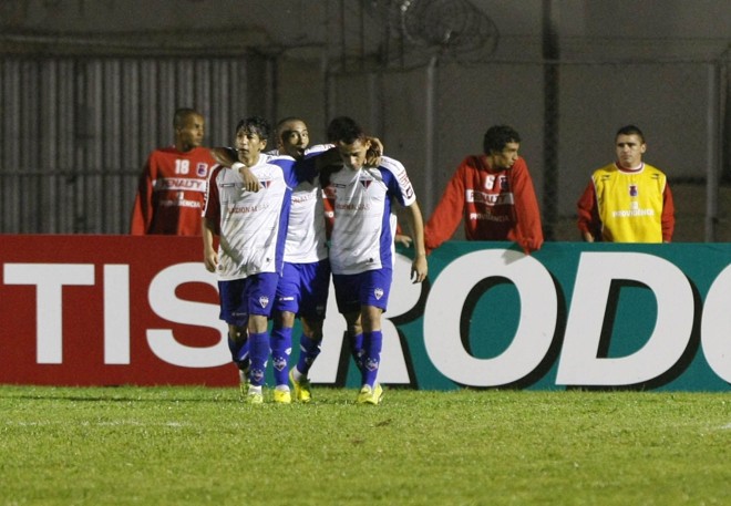 Gol marcado por Bambam e muito comemorado pelos visitantes |