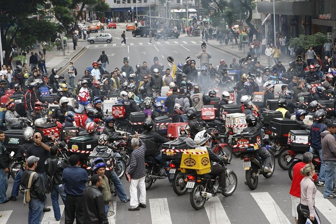Cerca de 50 motociclistas bloquearam o cruzamento das marechais no Centro: protesto contra mudanças na legislação | 